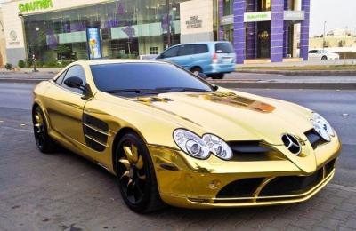 UN MERCEDES DE COLOR ORO